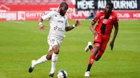 Senou Coulibaly (à droite) au duel avec Habib Maïga (gauche) face à Metz
