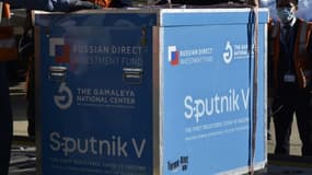 Des employés de l'aéroport de La Paz, Bolivie, réceptionnenent 20.000 doses du vaccin russe Spoutnik V, le 28 janvier 2021
El Alto 