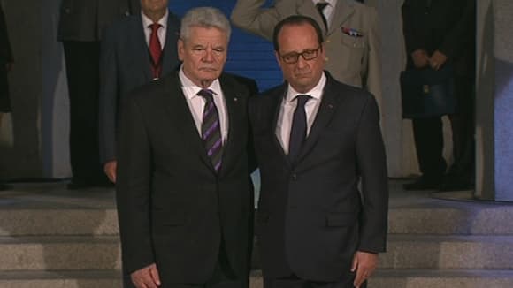 François Hollande et Joachim Gauck, se sont donné dimanche une longue accolade pour célébrer l'amitié entre leurs deux pays. François Hollande et Joachim Gauck, se sont donné dimanche une longue accolade pour célébrer l'amitié entre leurs deux pays.