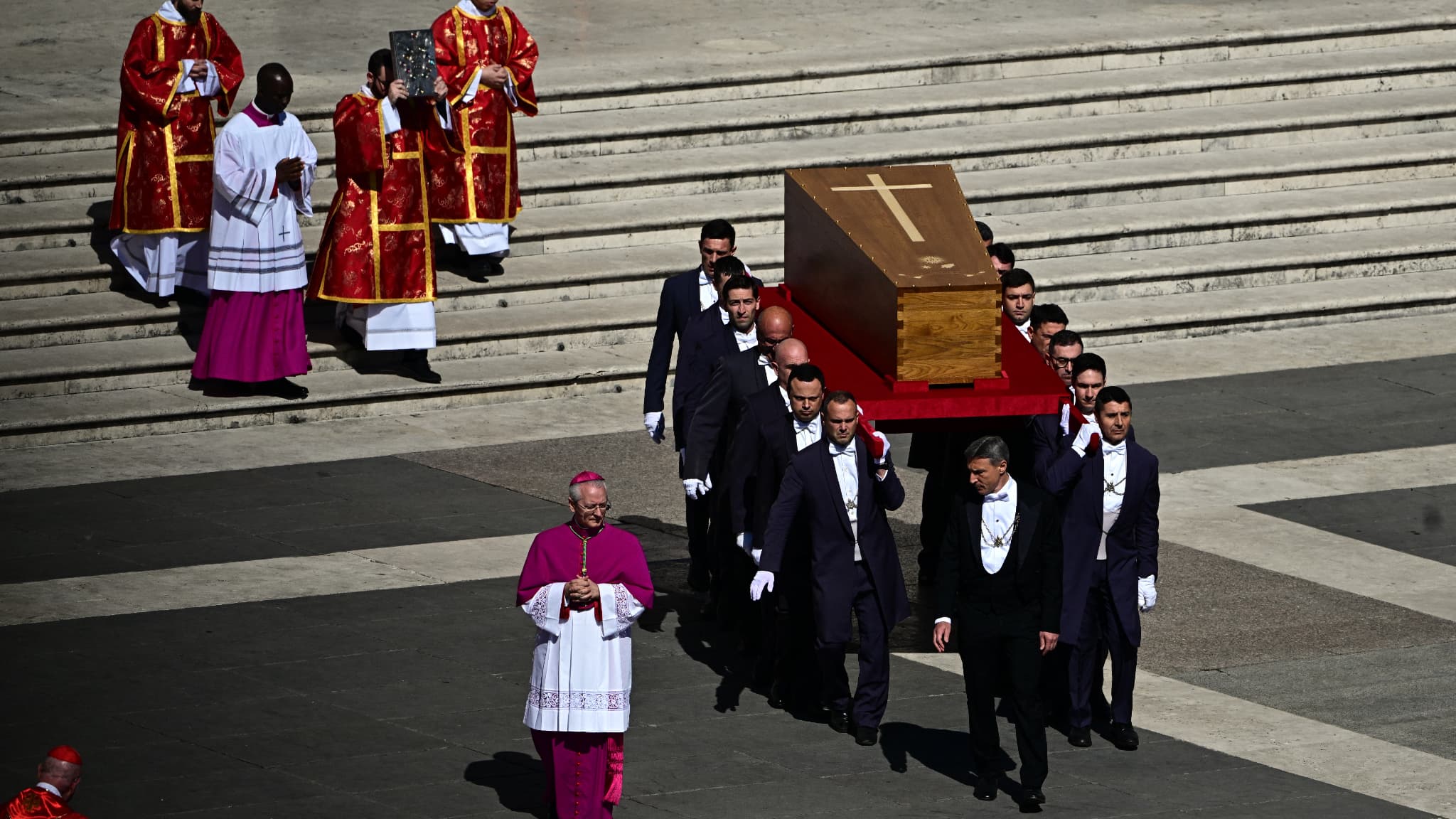 Le cercueil du pape quitte la basilique Saint-Pierre, le samedi 26 avril 2025
