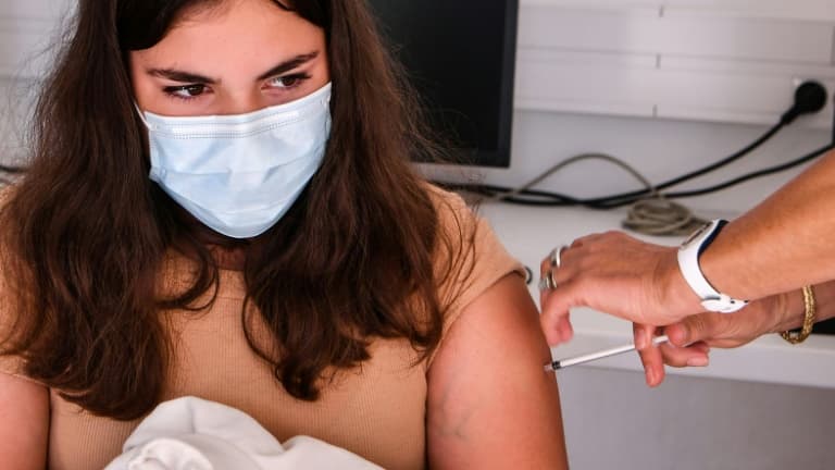 Une adolescente se fait administrer le vaccin Pfizer BioNTech contre le Covid-19 dans un collège à Privas, dans le sud-est de la France le 6 septembre 2021