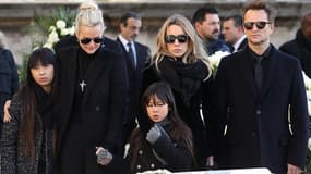 Laeticia Hallyday, l'épouse de Johnny, entourée de ses filles Jade et Joy, Laura Smet et David Hallyday, les deux premiers enfants du rockeur.