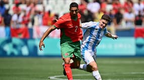 Achraf Hakimi face à Julian Alvarez lors des Jeux olympiques de Paris 2024.