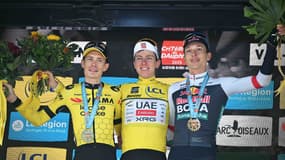 Jonas Vingegaard, Tadej Pogacar et Florian Lipowitz sur le podium du Critérium du Dauphiné, le 15 juin 2025.