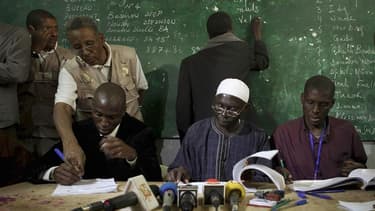 Dans un bureau de vote de Dakar. Les résultats du premier tour de l'élection présidentielle disputé dimanche au Sénégal s'annoncent très serrés entre le président sortant Abdoulaye Wade et l'ancien Premier ministre Macky Sall, selon les premiers résultats