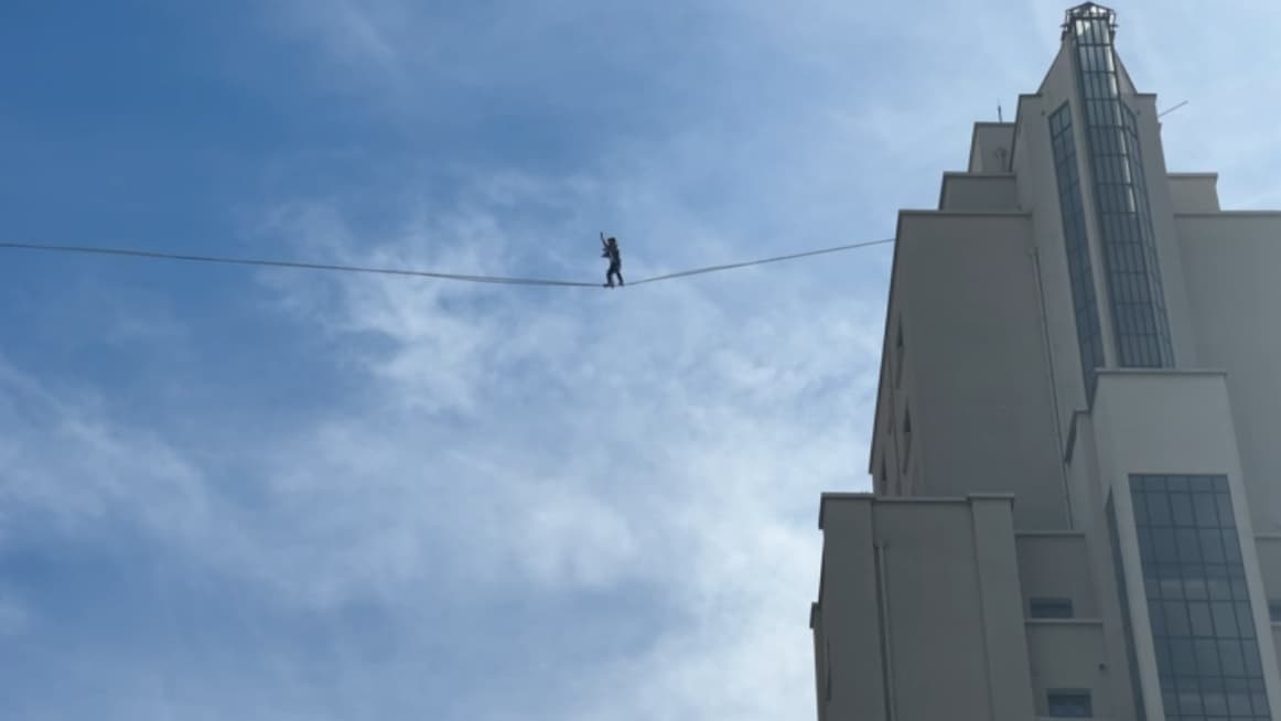 Ce samedi matin, quinze funambules suspendus à 60 mètres ont proposé un spectacle, dans le quartier des Gratte-Ciel, à Villeurbanne. Ce samedi matin, quinze funambules suspendus à 60 mètres ont proposé un spectacle, dans le quartier des Gratte-Ciel, à Villeurbanne.