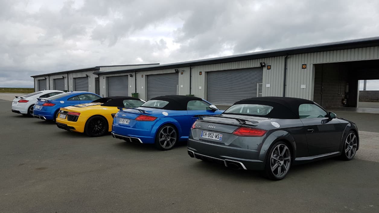 Entre les Audi TT RS Coupé et Roadster, une R8 tentant de passer inaperçue...