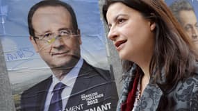 Cécile Duflot, le 6 mai 2012, répondait aux journalistes près de l'affiche de François Hollande devant un bureau de vote parisien.