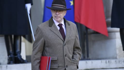 Le ministre de l'Intérieur Bernard Cazeneuve à la sortie du Conseil des ministres le 4 janvier 2016 à l'Elysée à Paris