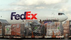 Un avion FedEx en cours de chargement à l'aéroport de Roissy