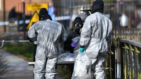 Le personnel de la police scientifique collecte des échantillons le 16 mars 2018 à Salisbury, au Royaume-Uni