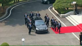 Les gardes du corps de Kim Jong Un encadrent sa voiture lors de sa rencontre avec Moon Jae-in le 27 avril 2018