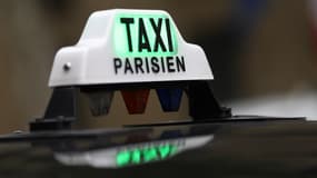 Paris Taxis permet de commander le taxi de son choix en circulation ou en station et d’appeler directement une borne d’appel téléphonique 