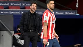 L'entraîneur de l'Atletico Diego Simeone et l'attaquant Luis Suarez, lors d'un match contre Getafe, le 30 décembre 2020 à Madrid 