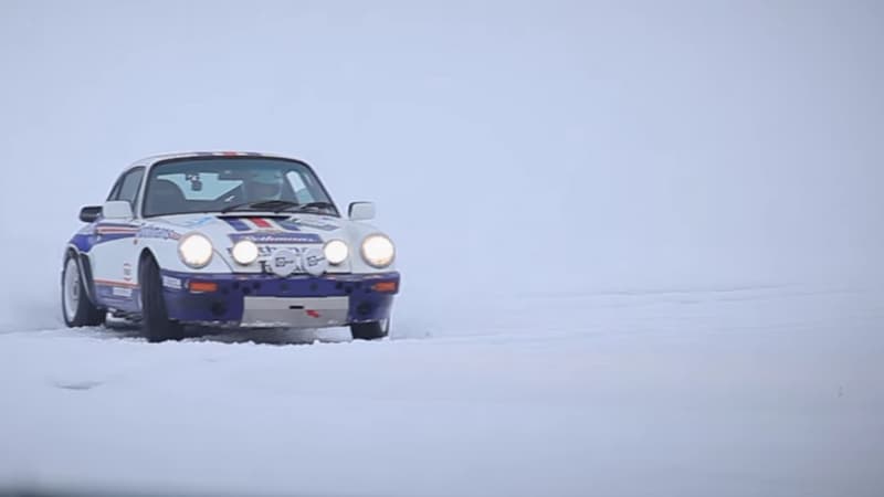 Un numéro de drift sur neige exécuté avec brio au volant de cette 911 SC RS