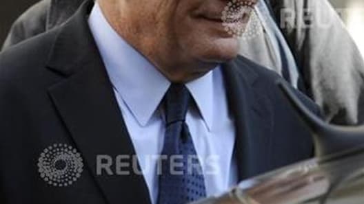 Nicolas Sarkozy a dénoncé lundi la présence de Dominique Strauss-Kahn à l'anniversaire du député socialiste Julien Dray samedi soir, un événement auquel ont assisté plusieurs membres de l'équipe de campagne de François Hollande. /Photo d?archives/REUTERS/