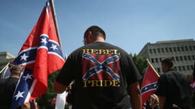 Les membres du Ku Klux Klan manifestaient samedi en Caroline du Sud contre le retrait du drapeau confédéré.