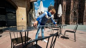 Aménagement des tables et respect des distances pour un restaurant à Strasbourg, le 30 mai 2020