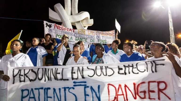 Des membres du personnel soignant de l'hôpital de Cayenne lors d'une manifestation contre leurs conditions de travail en mars 2017