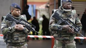 Des militaires devant le bâtiment où trois de leurs confrères ont été agressés à l'arme blanche, mardi 3 janvier, à Nice. 