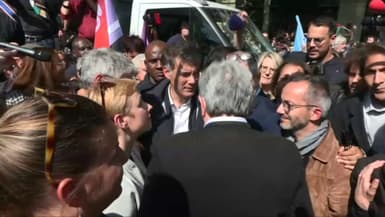 Olivier Faure et Jean-Luc Mélenchon se serrent le mai lors du défilé du 1er-Mai 