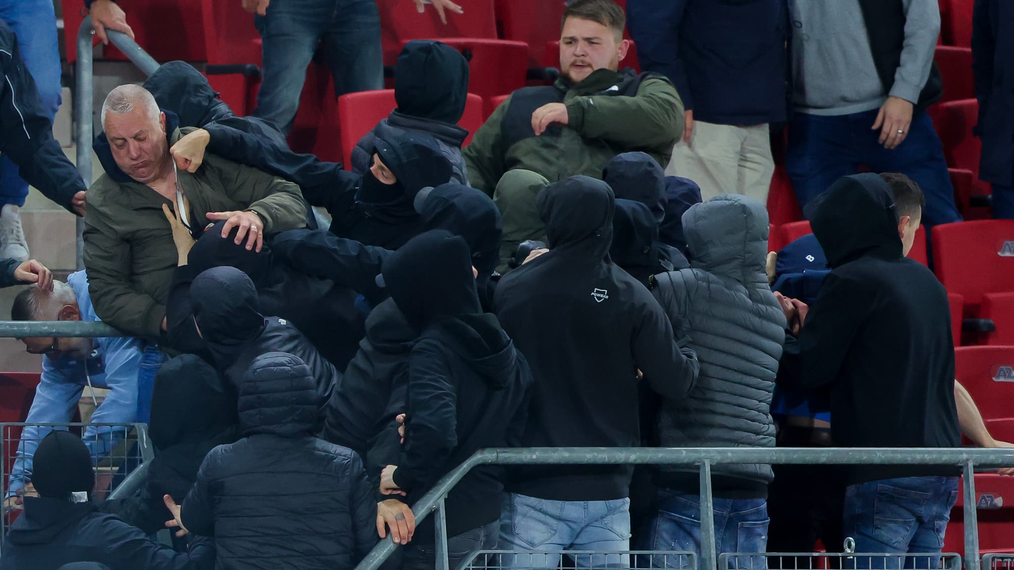 Chris Knoll lors de la bagarre avec les supporters d'Alkmaar lors de la demi-finale de Ligue Europa Conference contre West Ham. Chris Knoll lors de la bagarre avec les supporters d'Alkmaar lors de la demi-finale de Ligue Europa Conference contre West Ham.