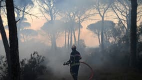 Un pompier lutte contre le feu  dans les environs de Gonfaron (Var), le 17 août 2021