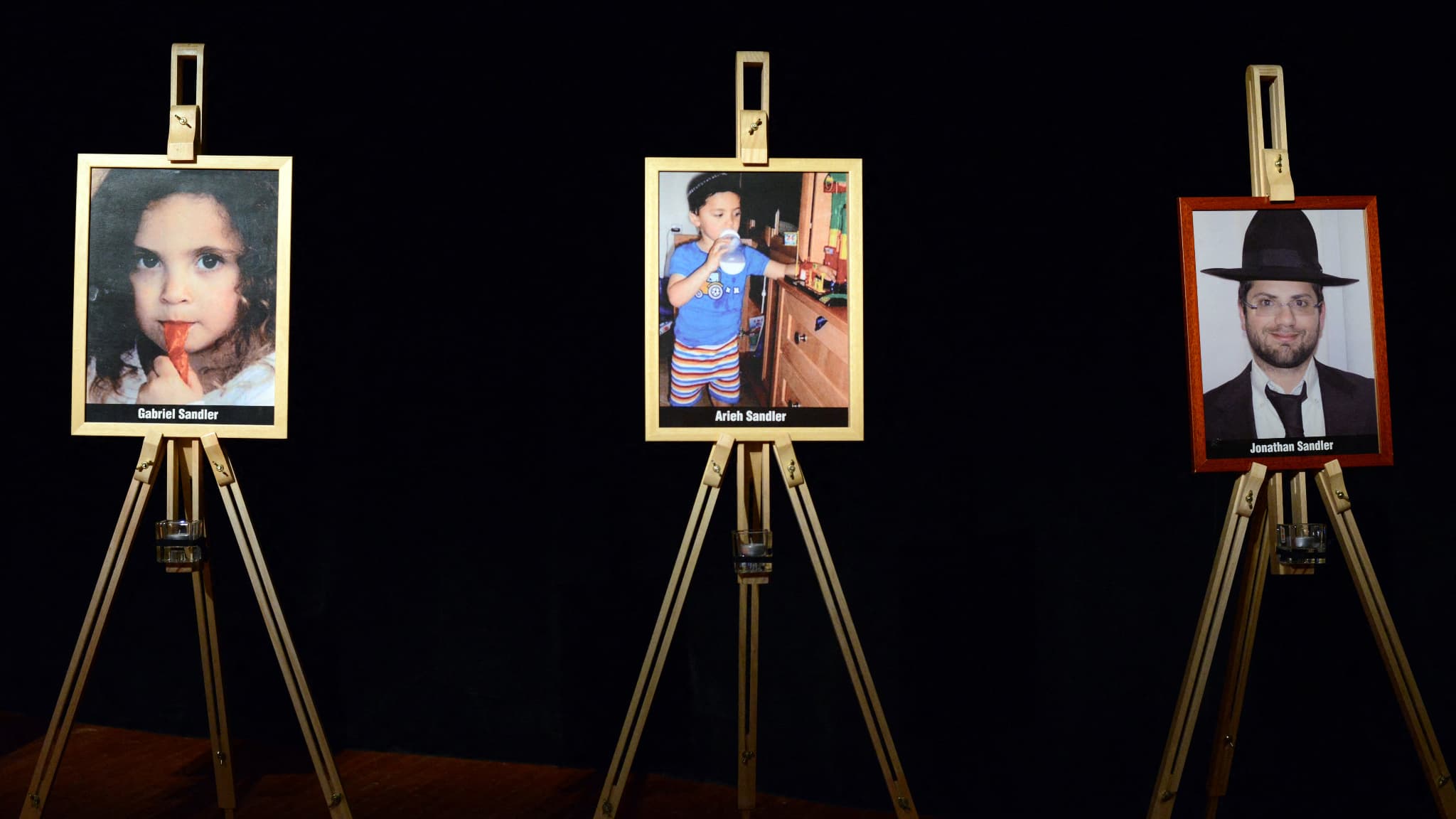 Les portraits de Gabriel, Arieh et Jonathan Sandler,  tuées par Mohamed Merah en mars 2012, lors d'une cérémonie de commémoration des victimes organisée par le Crif à Toulouse. 
