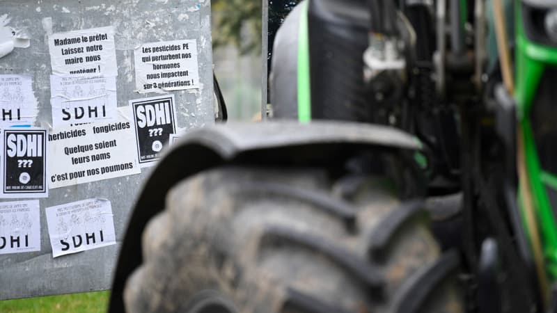 Des autocollants contre les pesticides SDHI sur un panneau en marge d'une manifestation contre le maire de Langouet, le 14 octoobre 2019