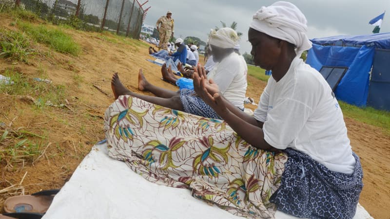 Des femmes libériennes prient devant un camp pour malades de l'Ebola (photo d'illustration).