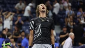 Alexander Zverev exulte après sa victoire épique face à Jannik Sinner (6-4, 3-6, 6-2, 4-6, 6-3) en 8es de finale de l'US Open, le 5 septembre 2023