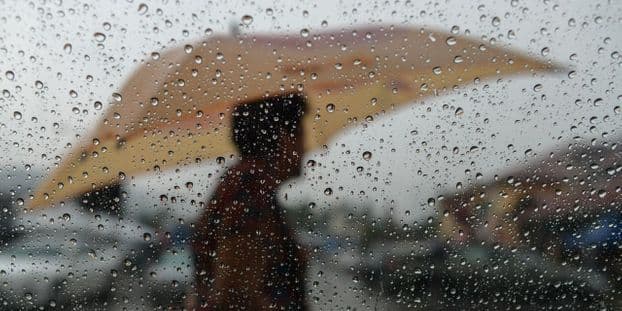 Des personnes se tiennent sous des parapluies pendant une forte pluie à Nice sur la Côte d'Azur, le 3 mars 2024. (photo d'illustration)