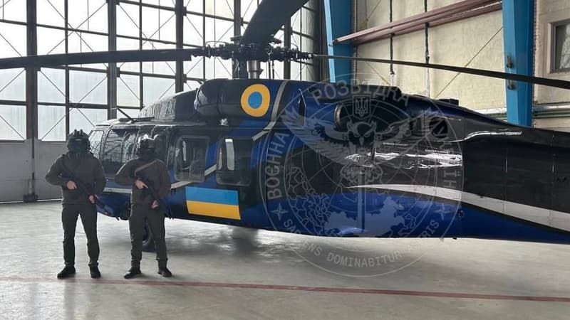 Des militaires posent devant un hélicoptère Black Hawk aux couleurs de l'Ukraine