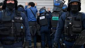 Des étudiants interpellés par la police alors qu'ils se rendaient à une manifestation contre la réforme des retraites, à Paris, le 16 février 2023