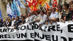 Les dirigeants de la CFDT, François Chérèque et de la CGT, Bernard Thibault (au centre), lors d'une manifestation contre la réforme des retraites à Paris le 23 septembre. Les syndicats espèrent mobiliser des millions de Français samedi contre la réforme d