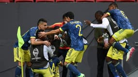 Luis Diaz, entouré de ses coéquipiers, célèbre le but de la victoire