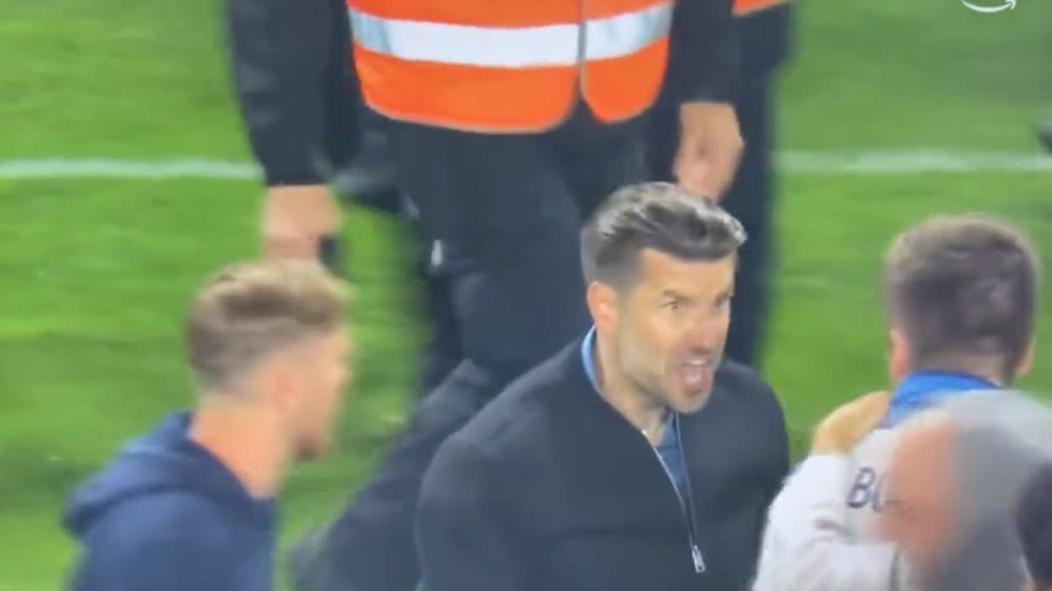 Elsner hurle à un supporter de sortir de la pelouse