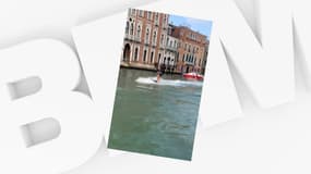 Deux skieurs nautique sur le Grand Canal de Venise, en Italie, le 17 août 2022