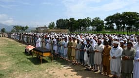 Un rassemblement au Pakistan organisé le 31 juillet 2023 en mémoire des personnes mortes la veille lors d'un attentat revendiqué par Daesh dans la ville de Khar