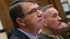 Ashton Carter (g) secrétaire américain à la Défense et le général Joseph Dunford Jr, chef des Etats majors le 1er décembre 2015 à Washingto