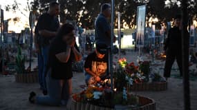 Des personnes se rassemblent sur l'ancien site du festival de musique Nova pour commémorer le deuxième anniversaire des attentats du 7 octobre 2025 à Re'im, en Israël. 