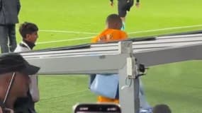 Un ramasseur de balle demande à Mbappé son maillot lors du match Real Sociedad-Real Madrid le 14 septembre 2024