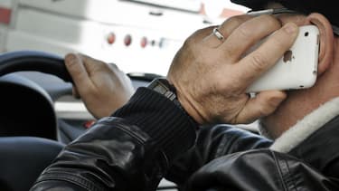 Téléphoner au volant, avec l'appareil en mains, ou l'envoi de sms, est strictement interdit.