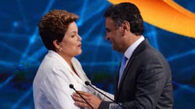 Contrairement à ce qu'on peut voir sur ce cliché, la présidente brésilienne Dilma Rousseff et son adversaire Aecio Neves ont tous deux mené une campagne d'une rare virulence, alors que les Brésiliens doivent élire leur nouveau chef d'Etat ce dimanche.