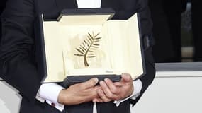La Palme d'or dans les mains de Jacques Audiard en mai 2015 à Cannes