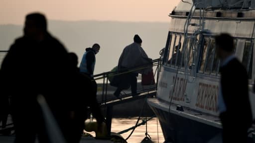 Des migrants embarquent sur un ferry turc en partance pour la Turquie, le 4 avril 2016 sur l'île grecque de Lesbos Des migrants embarquent sur un ferry turc en partance pour la Turquie, le 4 avril 2016 sur l'île grecque de Lesbos