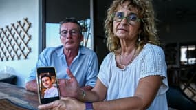 Jean-Luc et Sylvie Felix montrent une photo de leur fils, Tom Félix, le 21 mai 2025. 