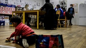 Des familles accueillies pour la nuit dans les locaux de l'école primaire Jean-Pierre Veyet, le 2 décembre 2021 à Lyon.