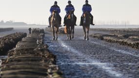 Des gendarmes de la garde républicaine patrouillent pour surveiller les vols de poches d’huîtres, en décembre 2013, sur une plage du Calvados.
