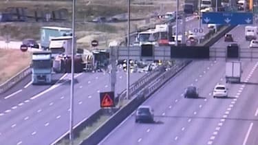Le camion s'est couché, renversant son chargement sur toute la chaussée de l'A1